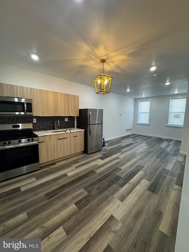 104 W Ontario St #1