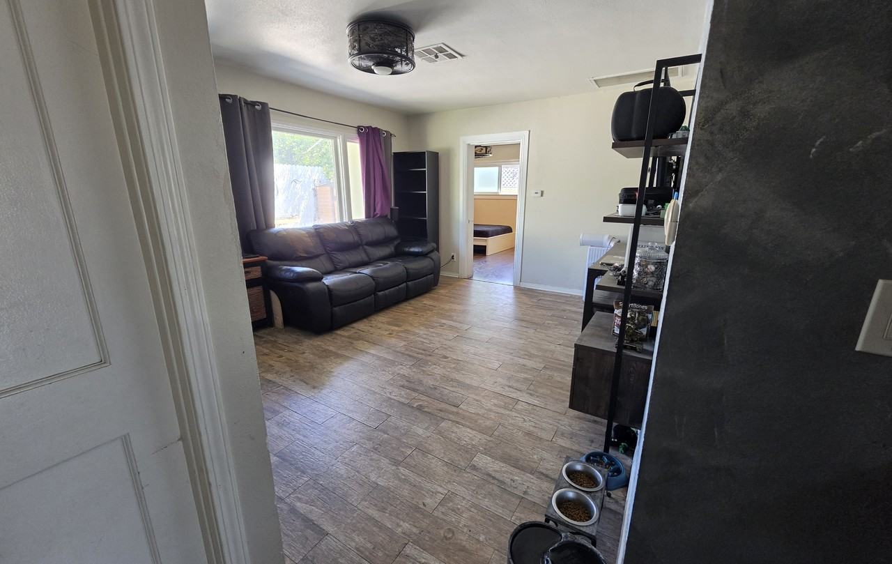16629 Victory Boulevard - Photo 4 of 25