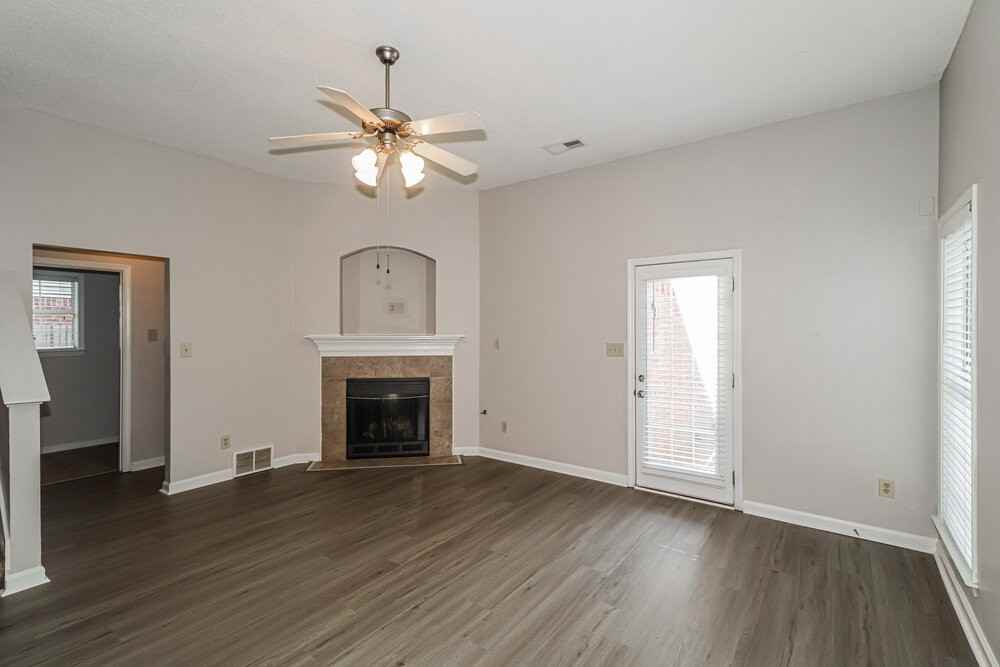 1513 Pemberton Ln - Photo 5 of 17