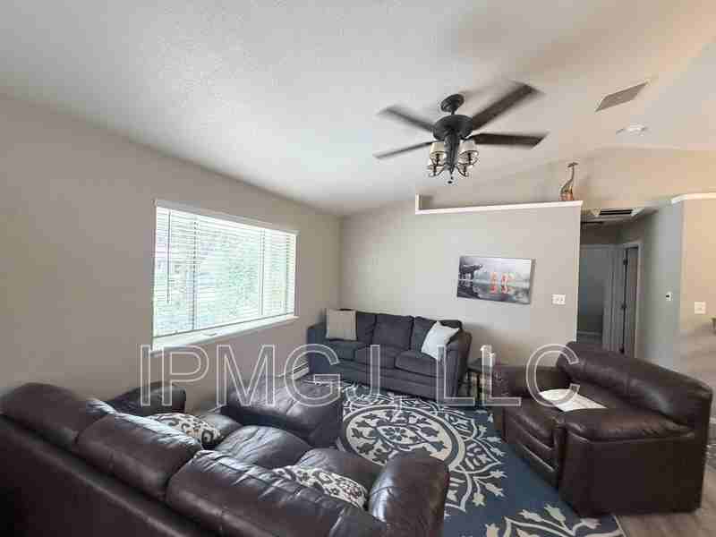 2718 Del Mar Dr - Photo 2 of 16