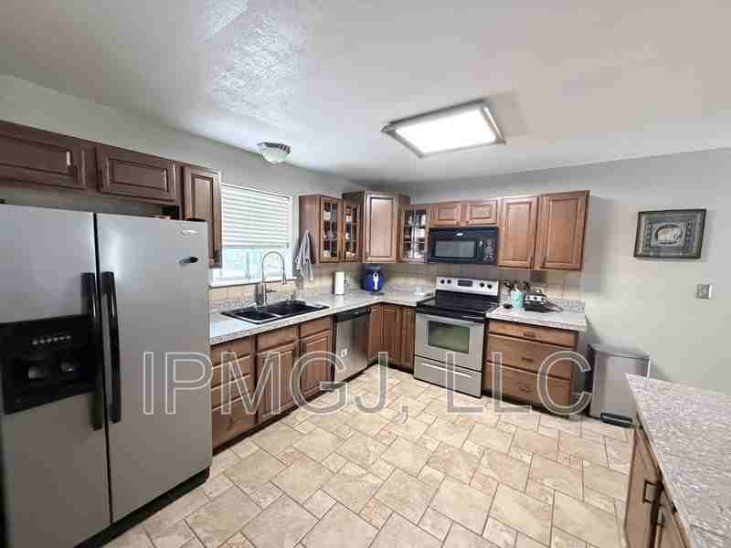 2718 Del Mar Dr - Photo 4 of 16