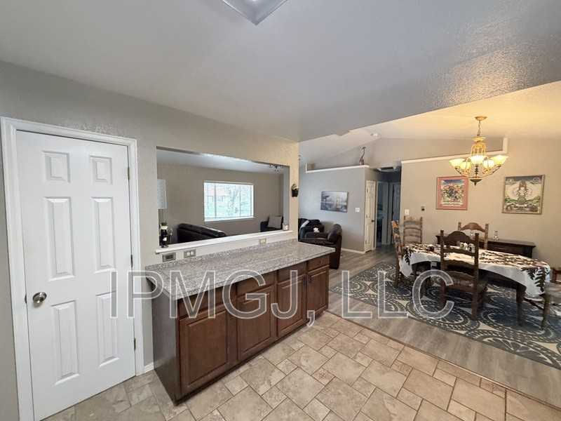 2718 Del Mar Dr - Photo 7 of 16