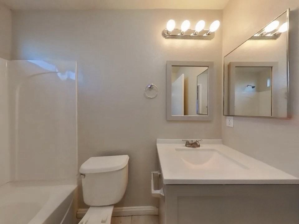 901 Emily Street - Photo 4 of 6