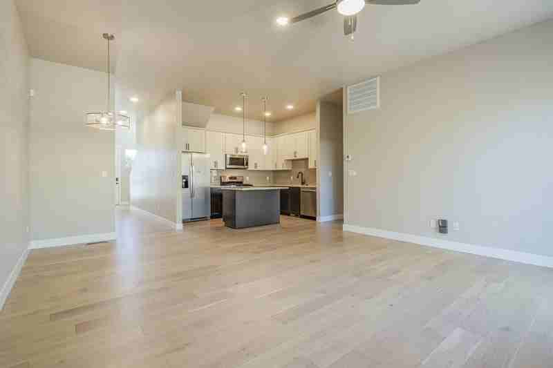 1850 Wellington Ave - Photo 7 of 40