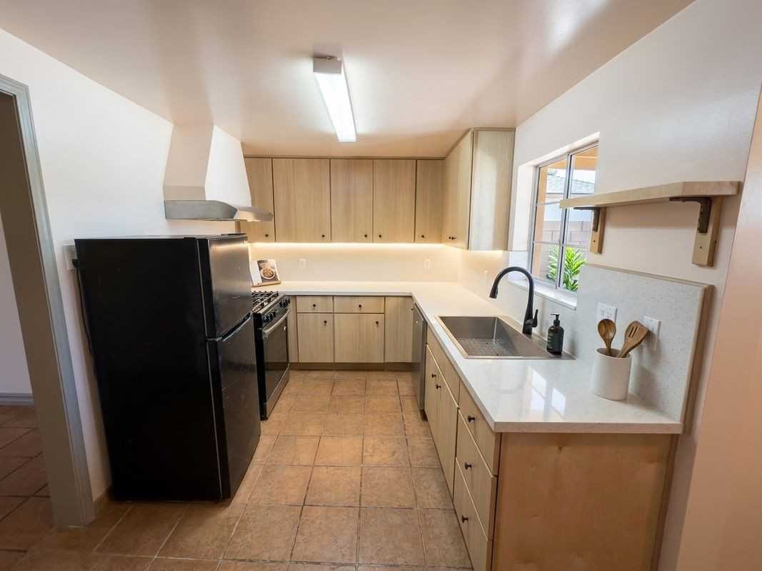 728 Glenoaks Blvd - Photo 3 of 7