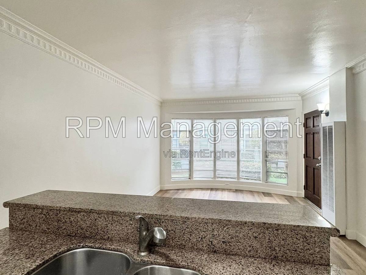 1041 1 4 S Norton Ave - Photo 3 of 6