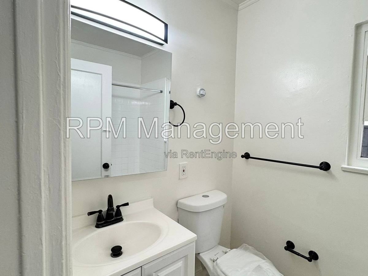 1041 1 4 S Norton Ave - Photo 5 of 6