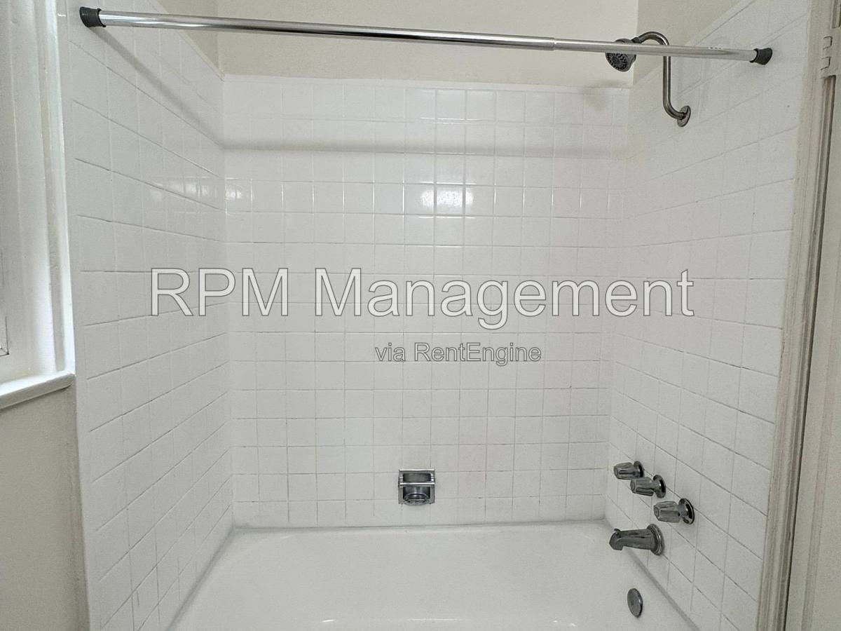 1041 1 4 S Norton Ave - Photo 6 of 6
