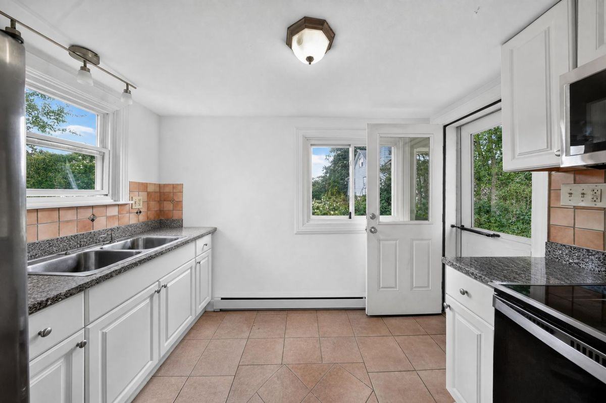 53 Mohican Ave - Photo 3 of 17