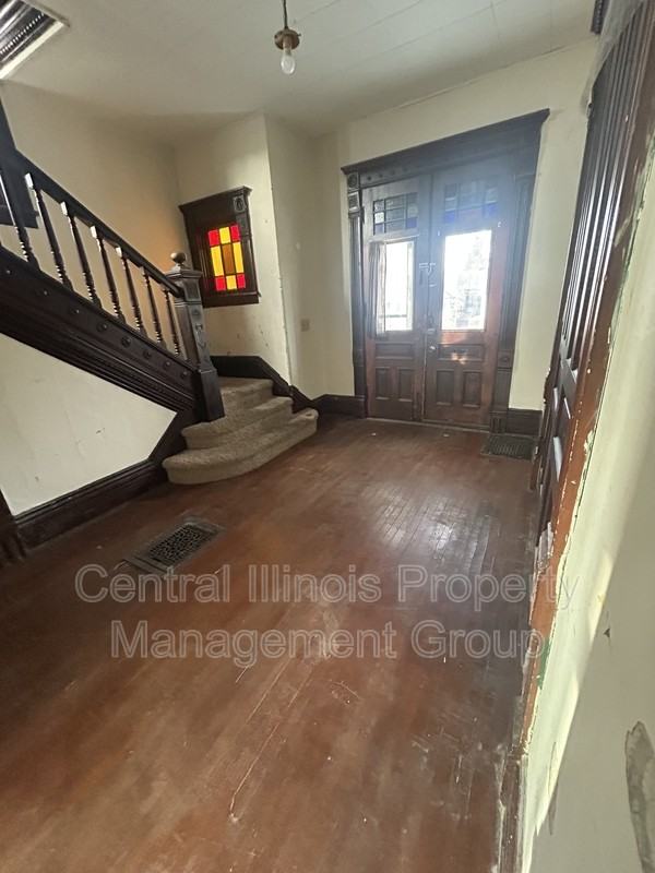407 E Monroe St - Photo 2 of 6