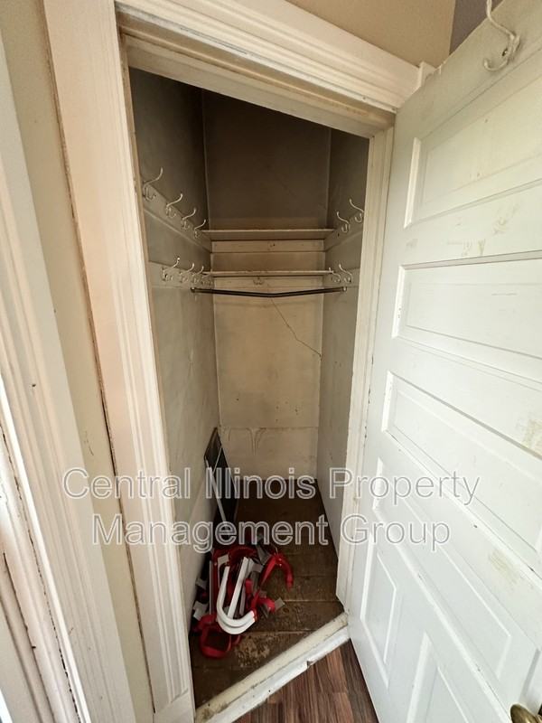 311 E Locust St - Photo 4 of 13