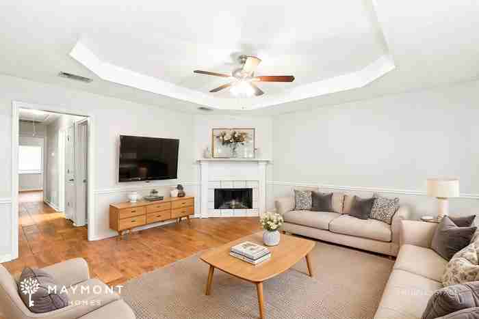 240 Sunchase Dr - Photo 4 of 15