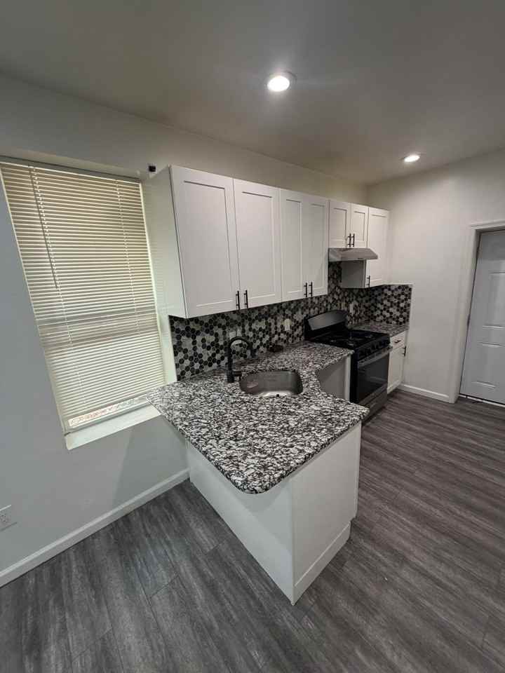 137 N Lindenwood St #NA - Photo 3 of 20