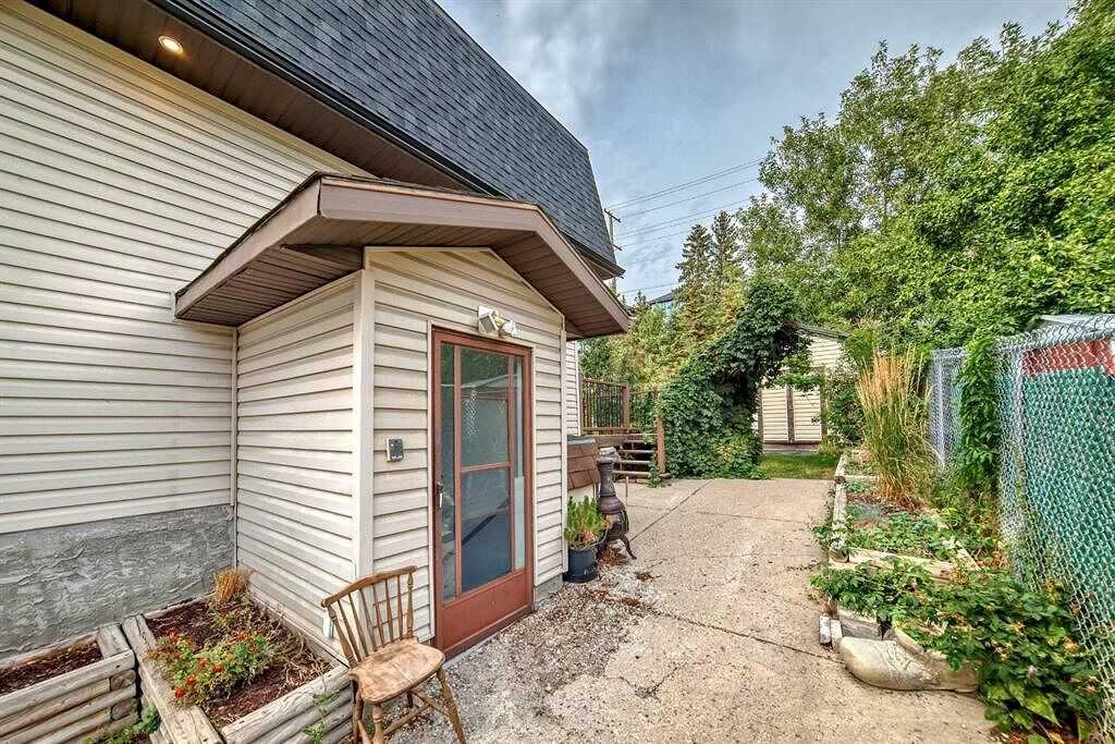 4624 22 Ave Nw - Photo 2 of 21