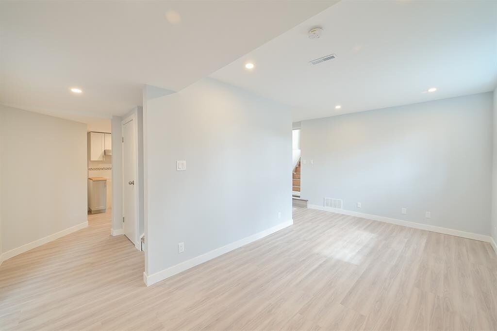 4624 22 Ave Nw - Photo 5 of 21
