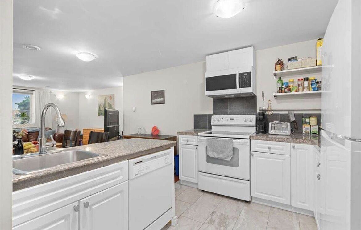 316 56 Ave Ne - Photo 5 of 15