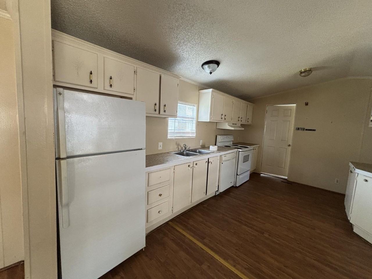 22811 Ford Rd - Photo 4 of 11