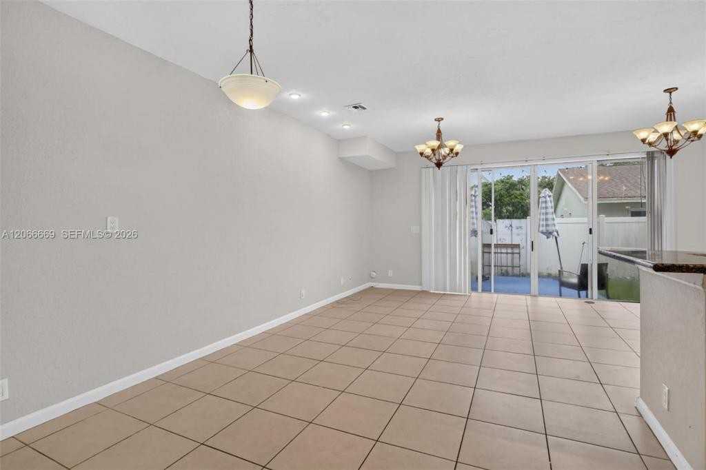 5337 Sw 40th Ave - Photo 3 of 13