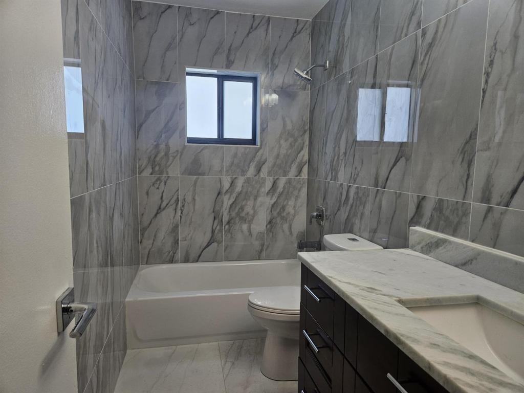 7910 Nw 70th Ct - Photo 5 of 9