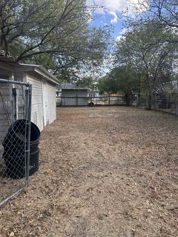 820, W Frey St - Photo 3 of 11