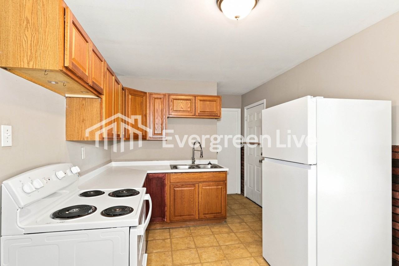 1320 Columbus Dr - Photo 4 of 15