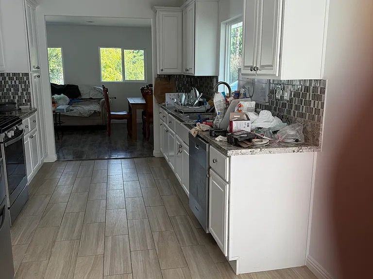 22522 Clarendon St - Photo 6 of 26