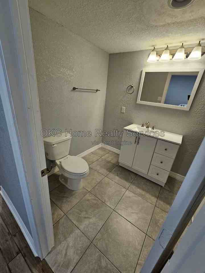 2236 Nw 11th St - Photo 4 of 7