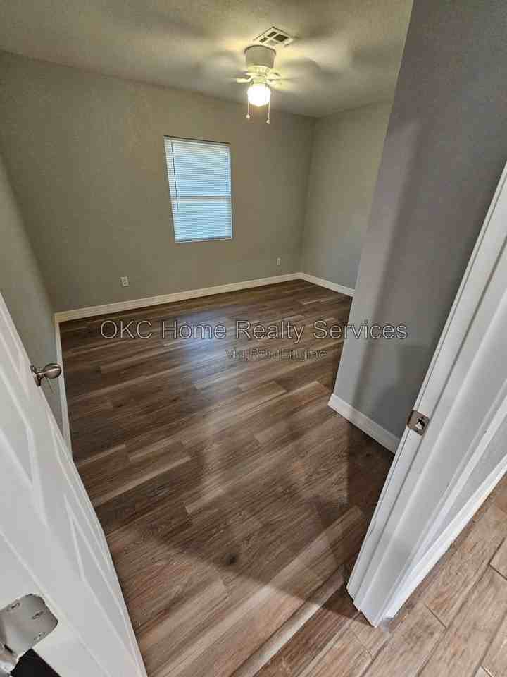 2236 Nw 11th St - Photo 5 of 7