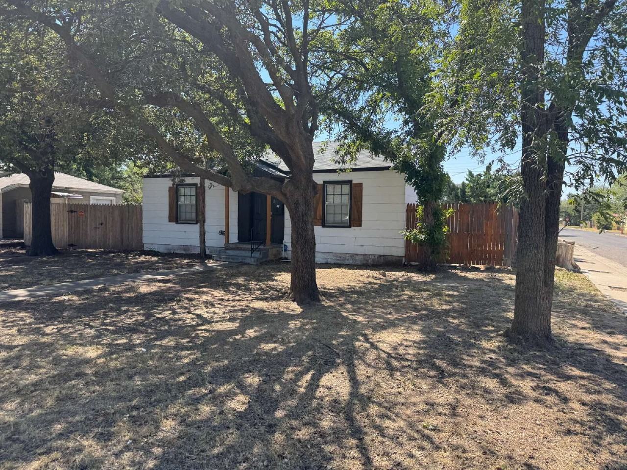 2517 28th St - Photo 2 of 29