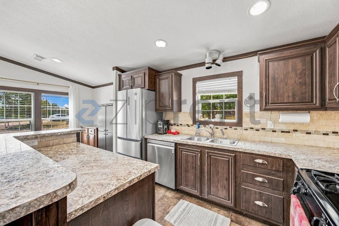 745 Derrick Dr - Photo 6 of 20