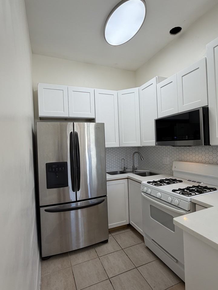 2978 K St #A - Photo 4 of 12
