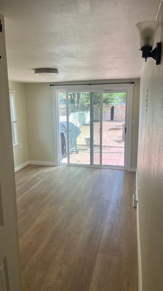 1082 Hooker St - Photo 3 of 10