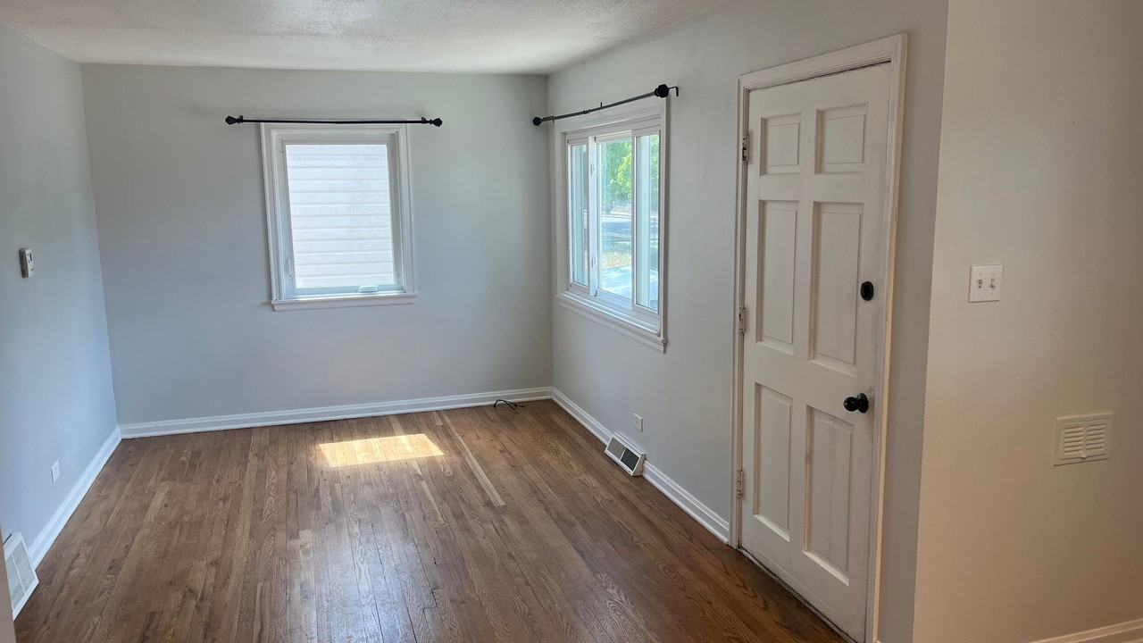 1082 Hooker St - Photo 4 of 10
