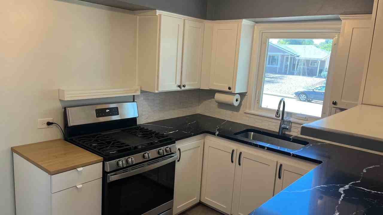 1082 Hooker St - Photo 5 of 10