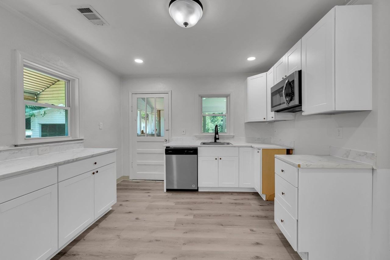 649 Adamstown Rd - Photo 7 of 44