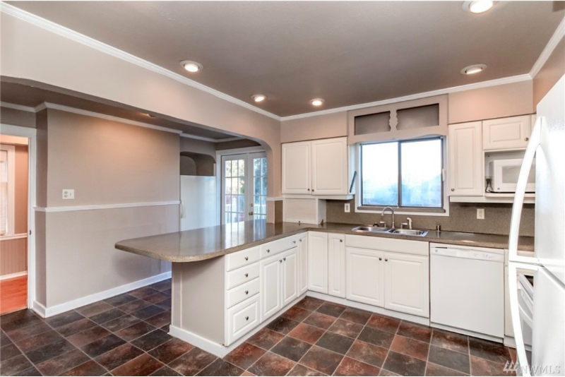 2215 E 68th St - Photo 4 of 11