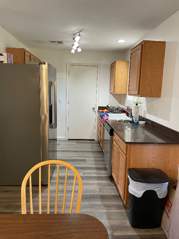 1135 W 9th St - Photo 6 of 11