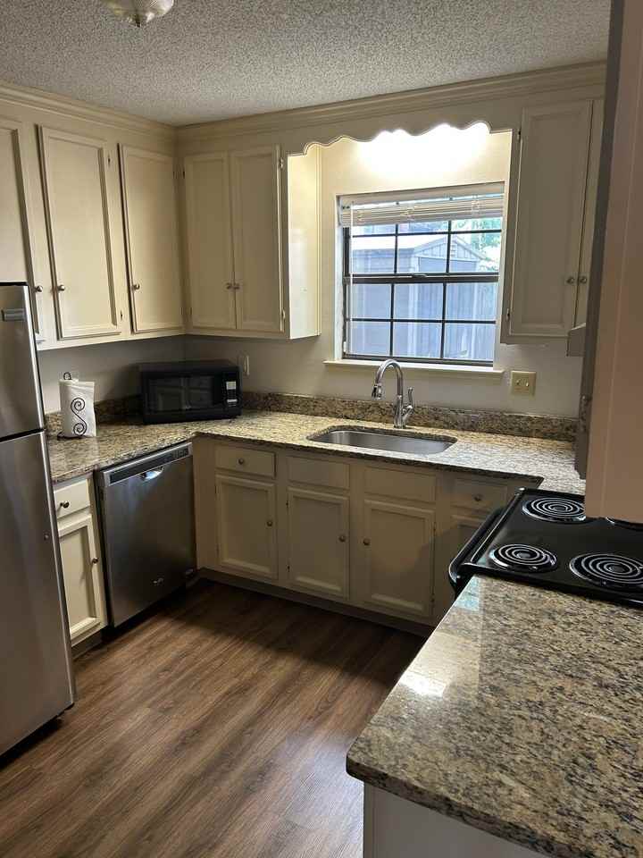 427 W 4th St - Photo 4 of 8