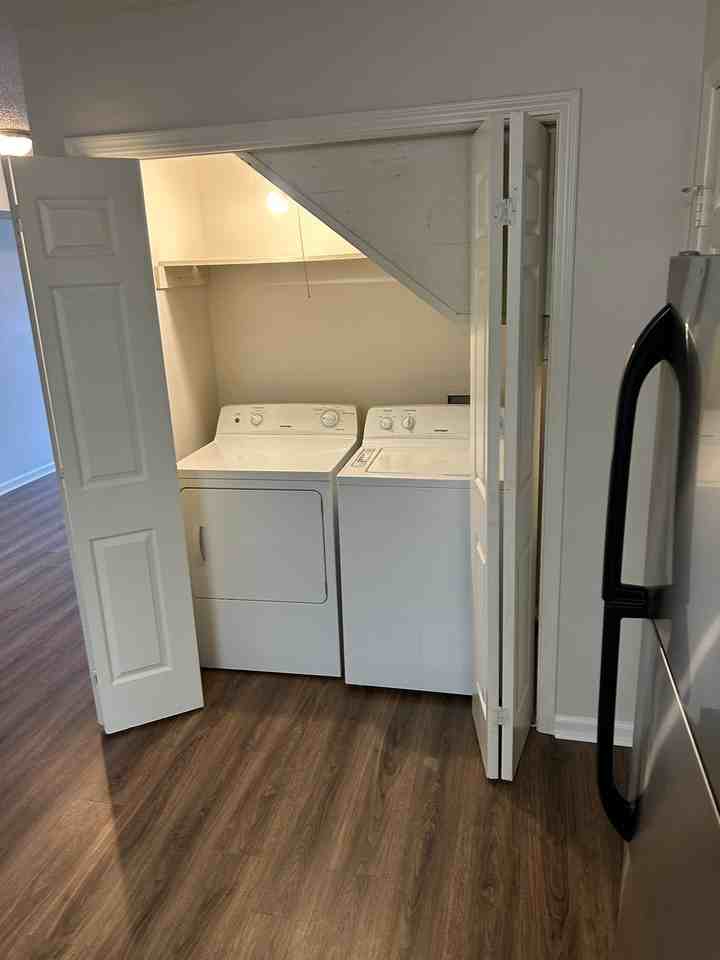 427 W 4th St - Photo 5 of 8