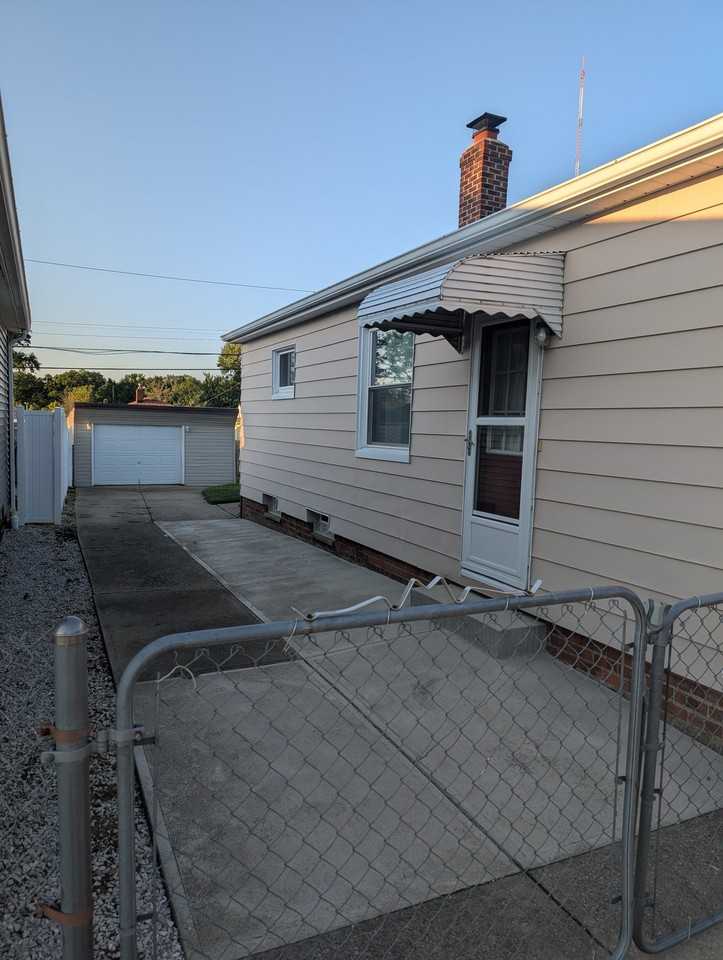 3210 Center Dr - Photo 2 of 12