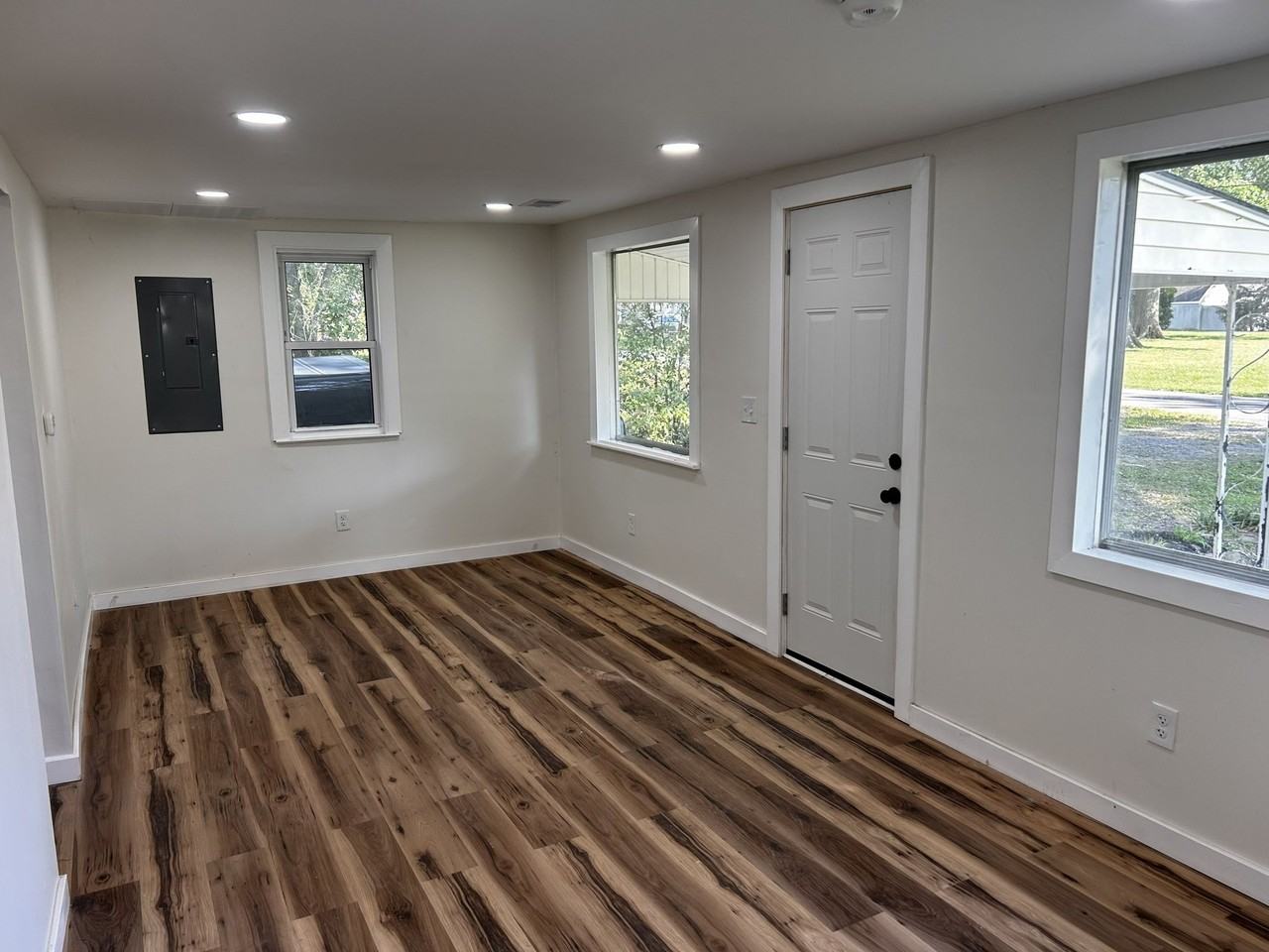 1022 Logan Ave - Photo 2 of 15