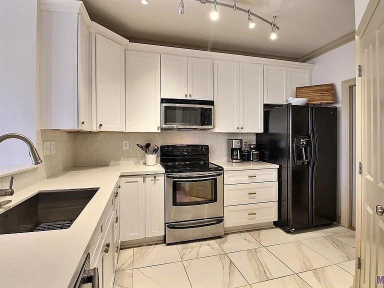 18160 Pinehurst Dr - Photo 2 of 15