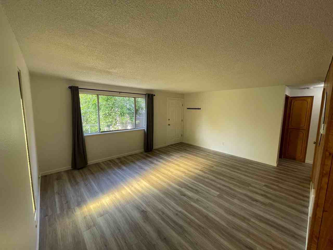 2021 Thompson Ave - Photo 2 of 15