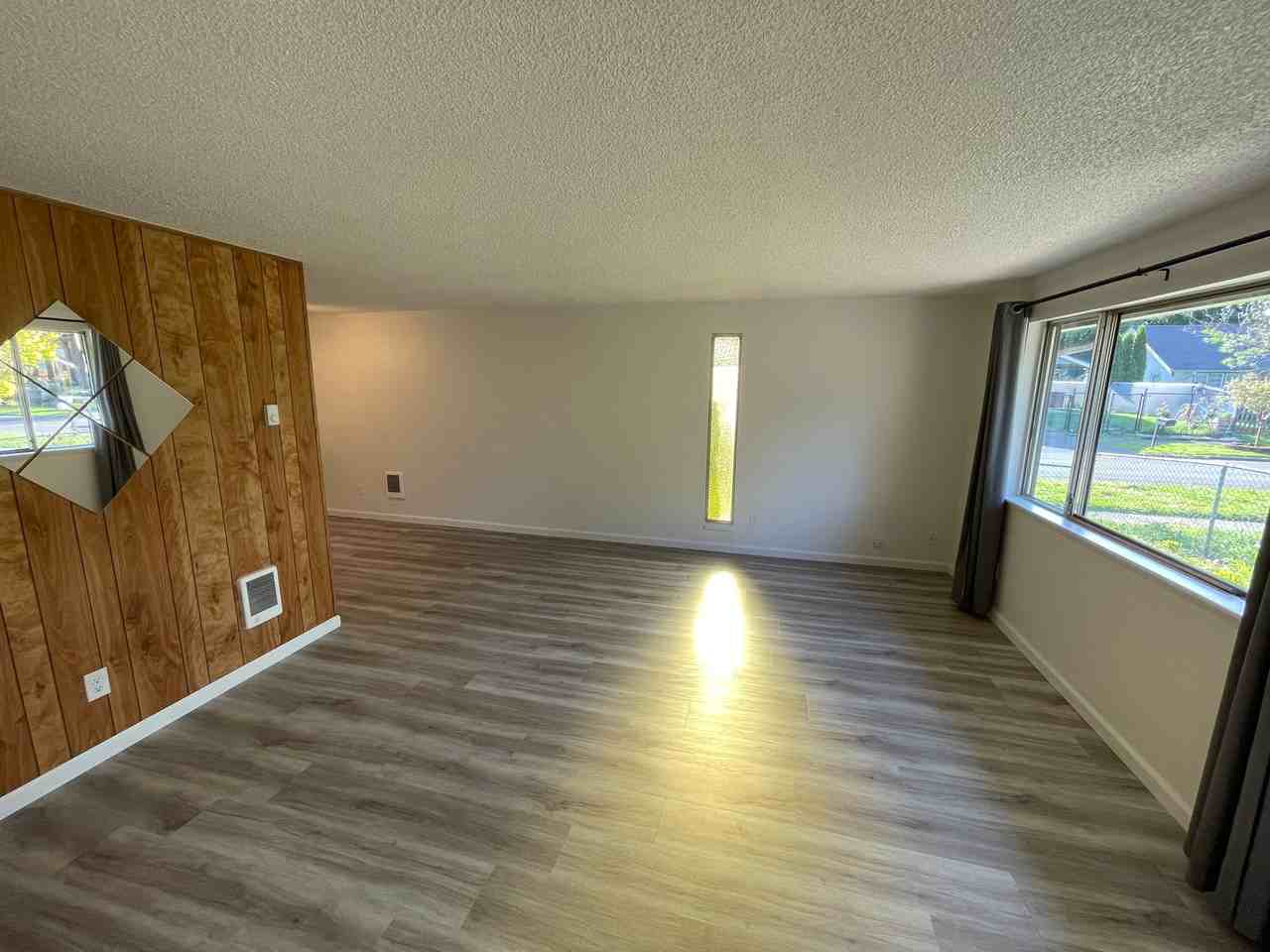 2021 Thompson Ave - Photo 3 of 15