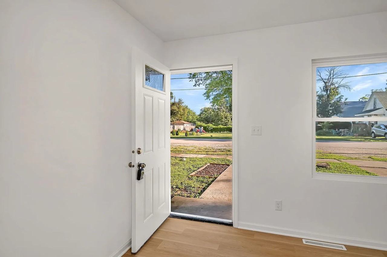 403 W James St - Photo 3 of 19