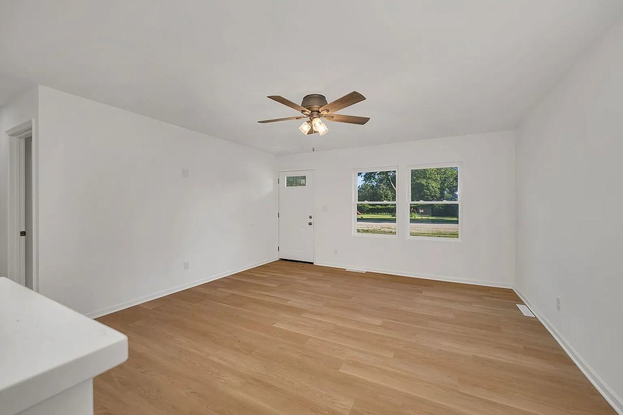 403 W James St - Photo 5 of 19