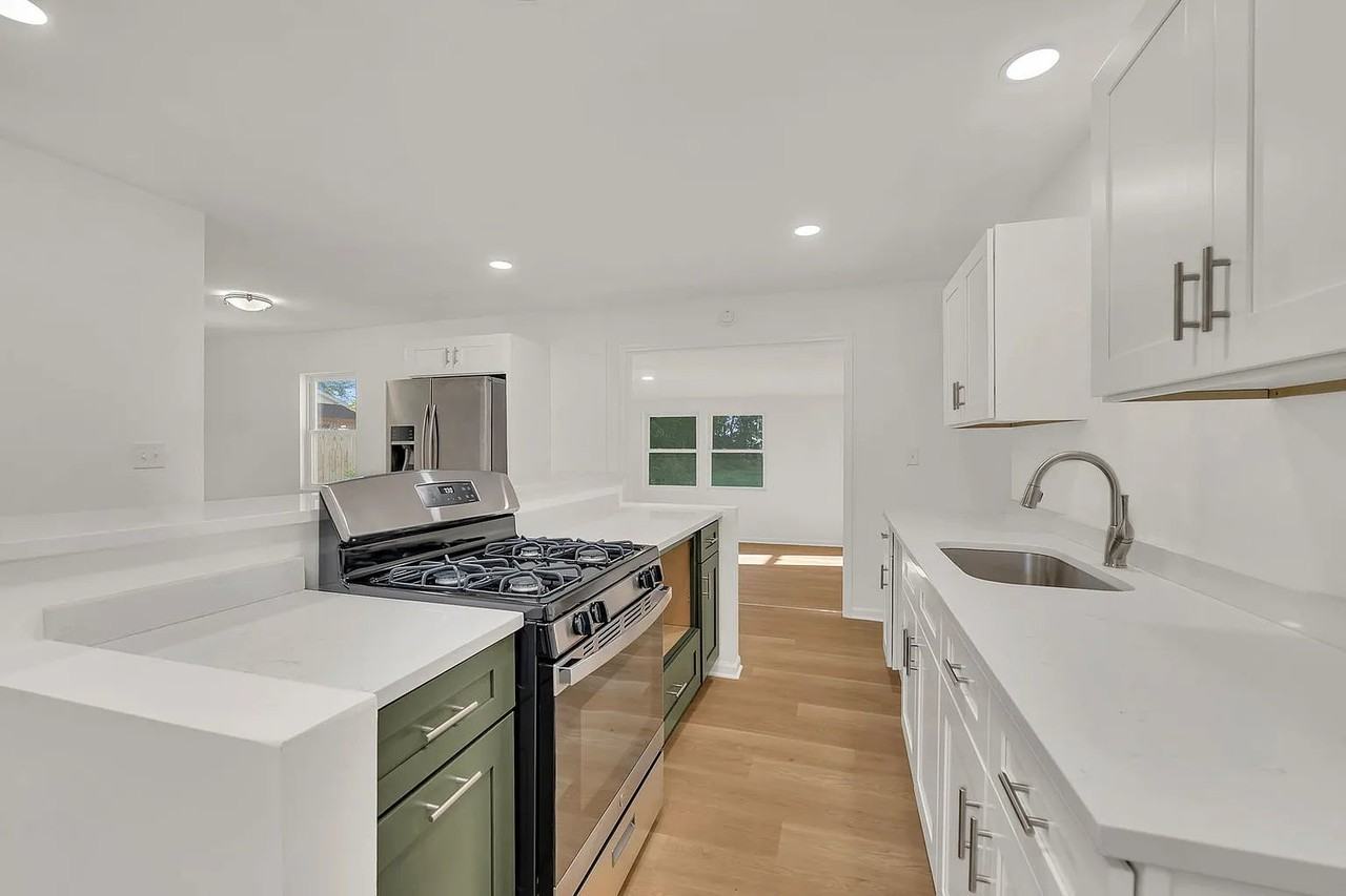 403 W James St - Photo 6 of 19
