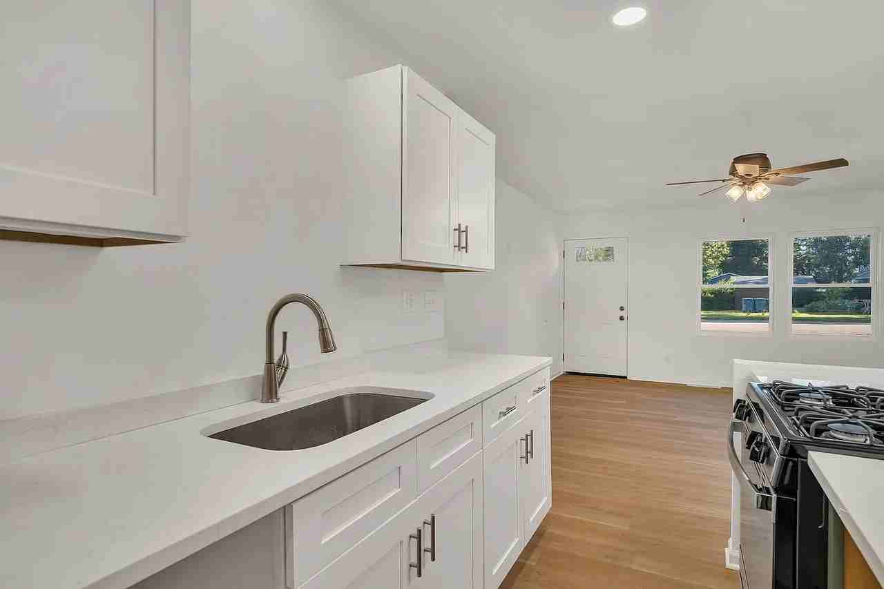403 W James St - Photo 7 of 19