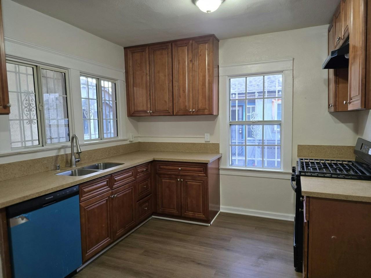 916 West 59th Place, Unit A - Photo 4 of 18