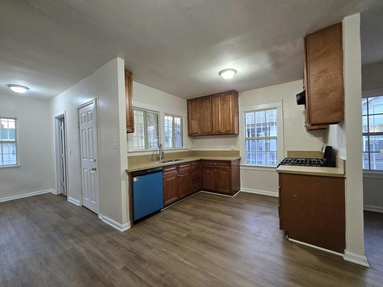 916 West 59th Place, Unit A - Photo 7 of 18